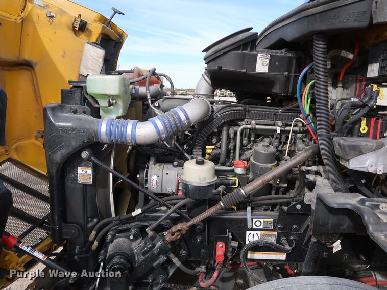 image for item IY9045 2017 Peterbilt 579  semi truck