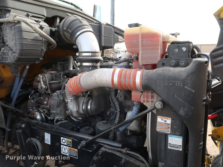 image for item IY9045 2017 Peterbilt 579  semi truck