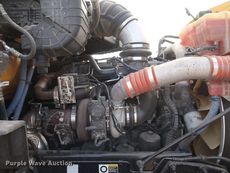 image for item IY9045 2017 Peterbilt 579  semi truck