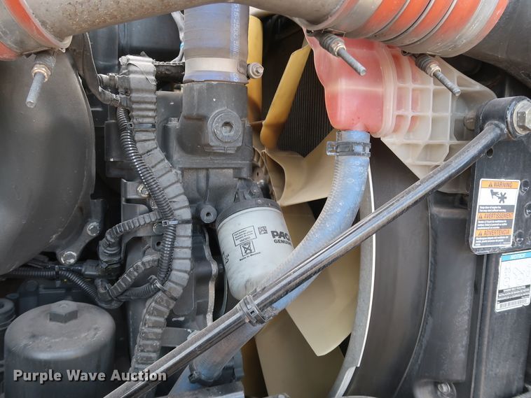 image for item IY9045 2017 Peterbilt 579  semi truck