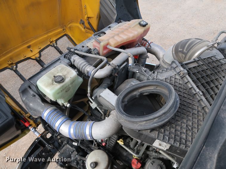 image for item IY9045 2017 Peterbilt 579  semi truck