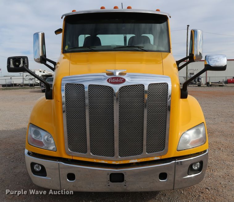 image for item IY9045 2017 Peterbilt 579  semi truck