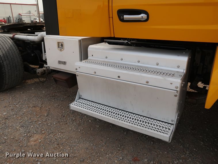 image for item IY9045 2017 Peterbilt 579  semi truck