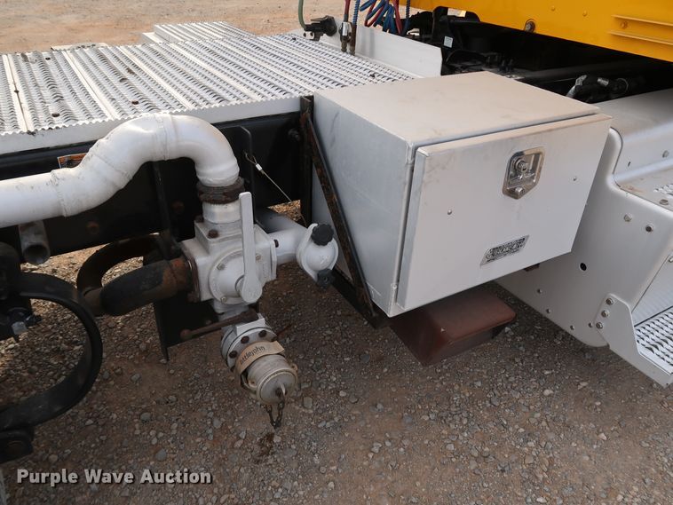 image for item IY9045 2017 Peterbilt 579  semi truck