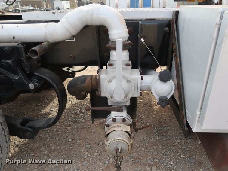 image for item IY9045 2017 Peterbilt 579  semi truck