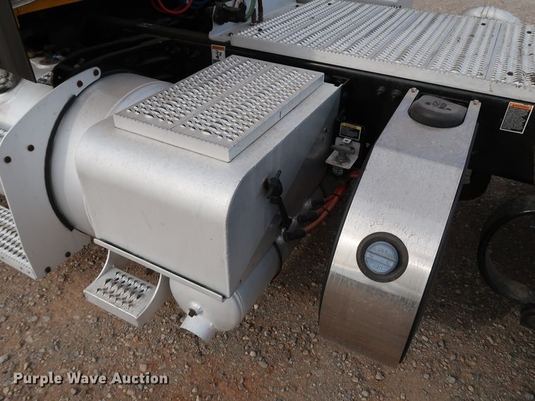 image for item IY9045 2017 Peterbilt 579  semi truck