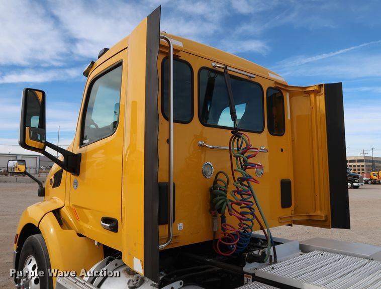 image for item IY9045 2017 Peterbilt 579  semi truck