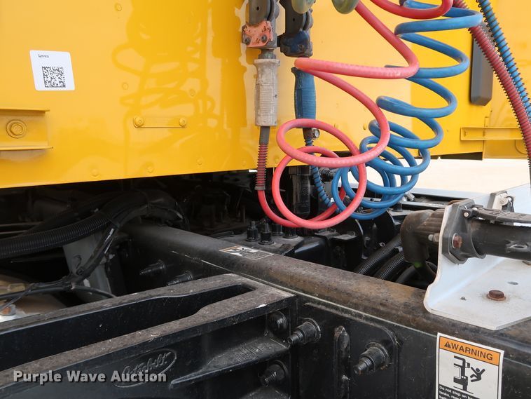 image for item IY9045 2017 Peterbilt 579  semi truck