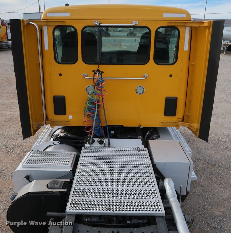 image for item IY9045 2017 Peterbilt 579  semi truck