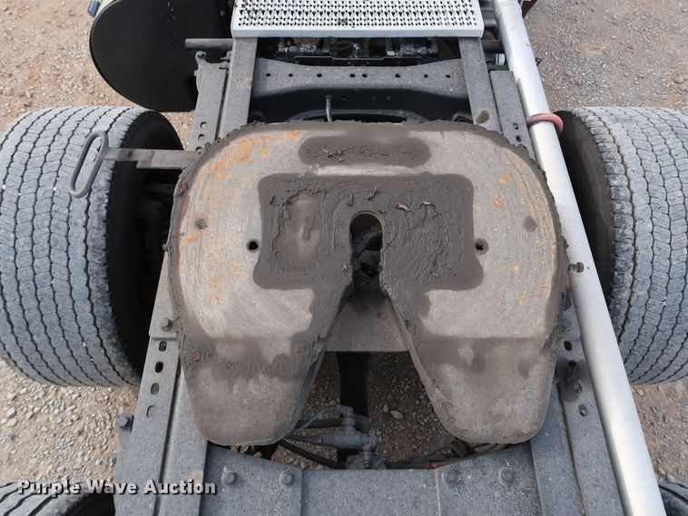 image for item IY9045 2017 Peterbilt 579  semi truck