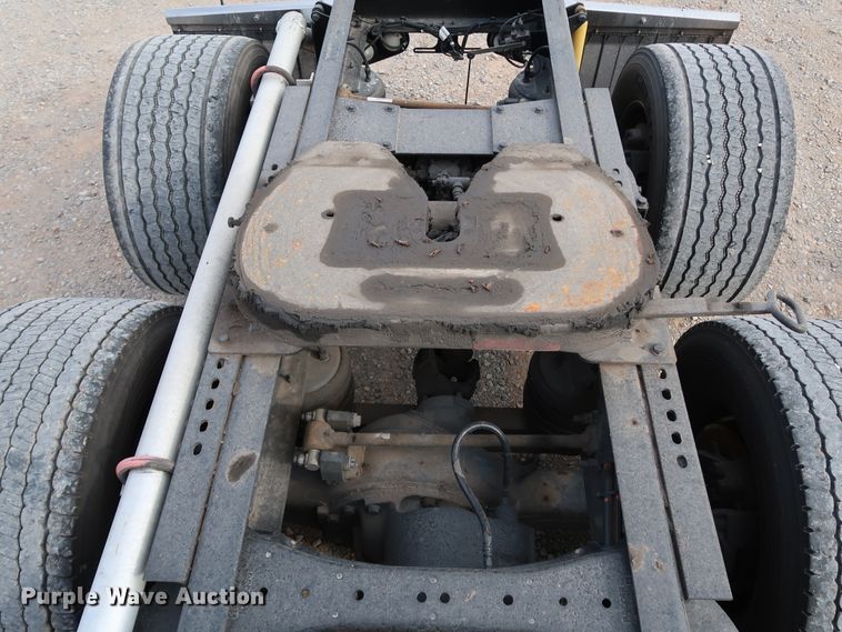 image for item IY9045 2017 Peterbilt 579  semi truck