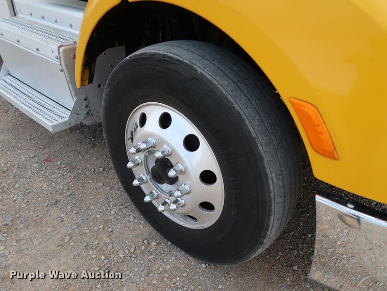 image for item IY9045 2017 Peterbilt 579  semi truck