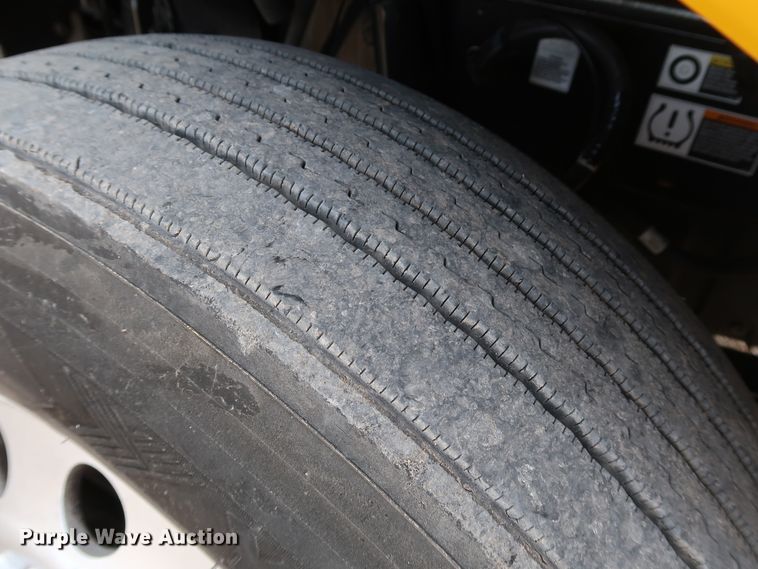 image for item IY9045 2017 Peterbilt 579  semi truck