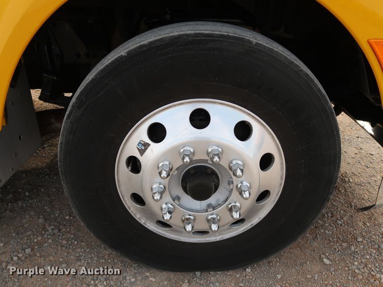 image for item IY9045 2017 Peterbilt 579  semi truck