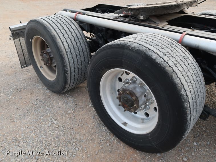 image for item IY9045 2017 Peterbilt 579  semi truck