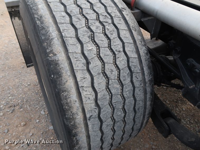 image for item IY9045 2017 Peterbilt 579  semi truck