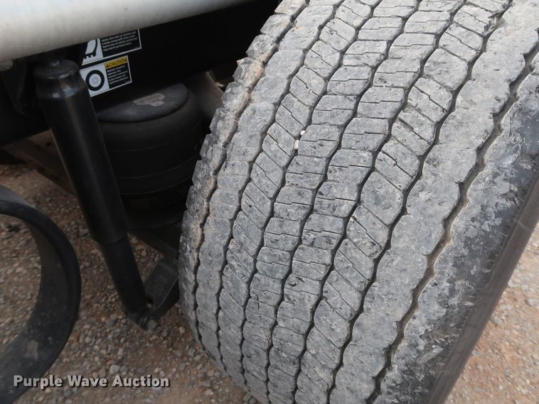 image for item IY9045 2017 Peterbilt 579  semi truck