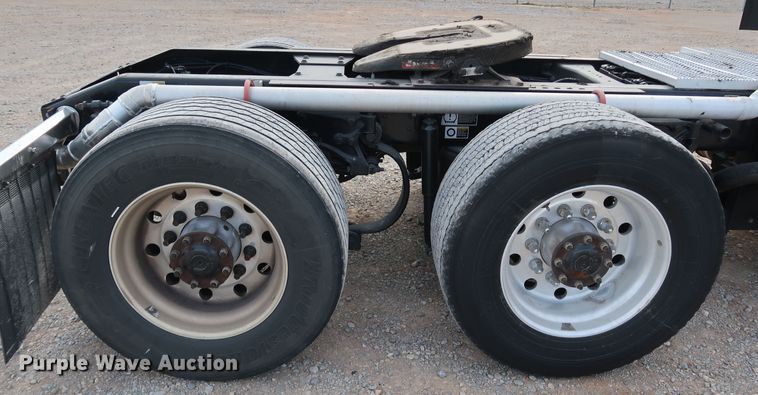 image for item IY9045 2017 Peterbilt 579  semi truck