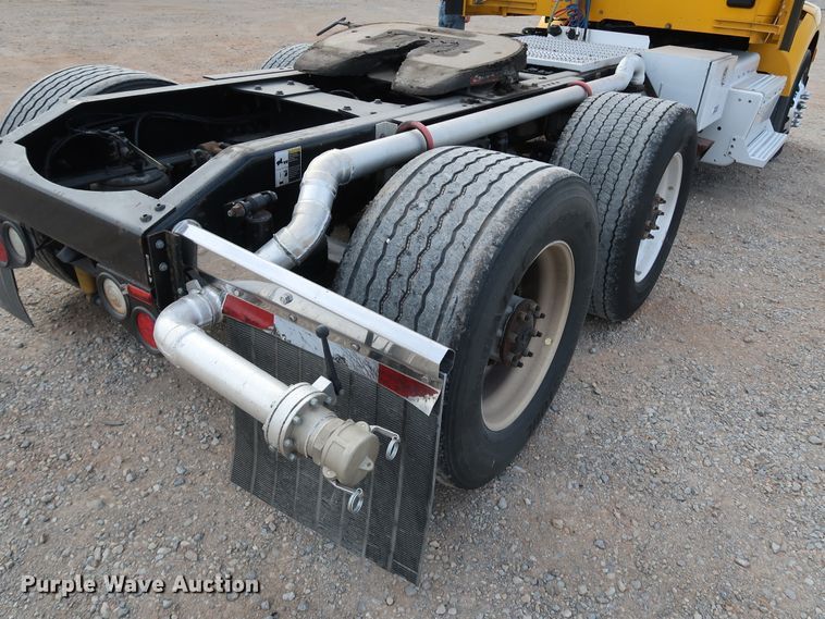 image for item IY9045 2017 Peterbilt 579  semi truck