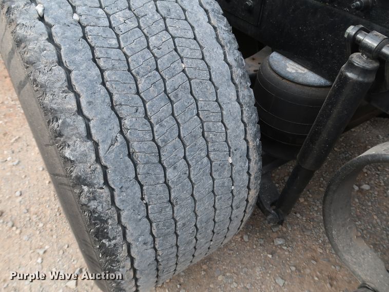 image for item IY9045 2017 Peterbilt 579  semi truck