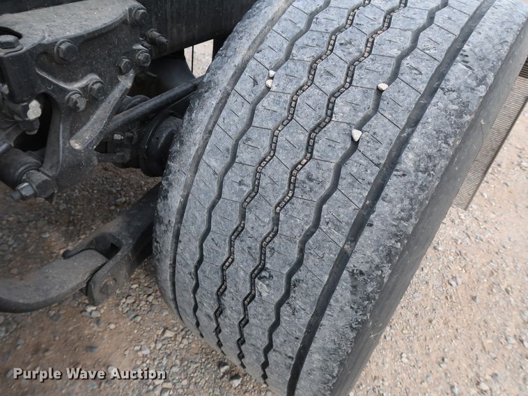 image for item IY9045 2017 Peterbilt 579  semi truck