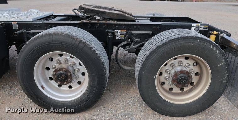 image for item IY9045 2017 Peterbilt 579  semi truck