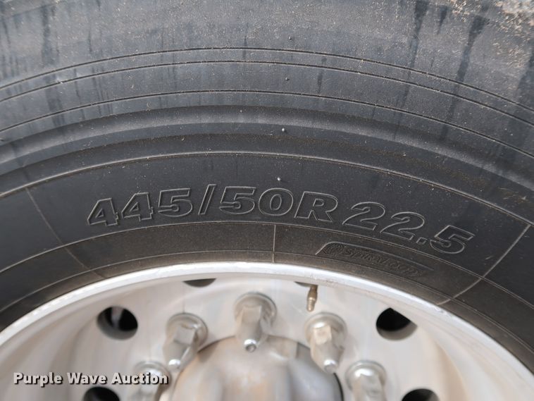 image for item IY9045 2017 Peterbilt 579  semi truck