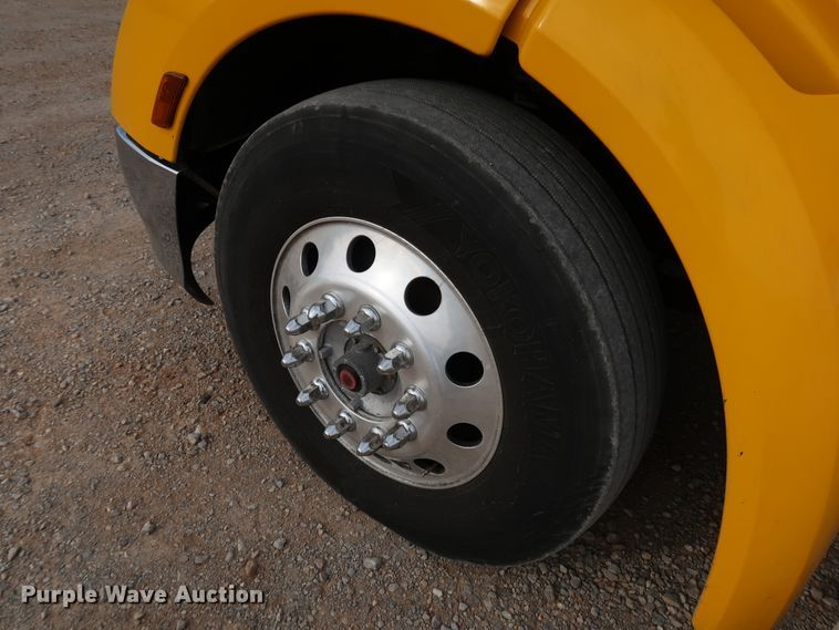 image for item IY9045 2017 Peterbilt 579  semi truck