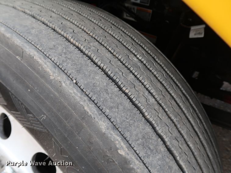 image for item IY9045 2017 Peterbilt 579  semi truck