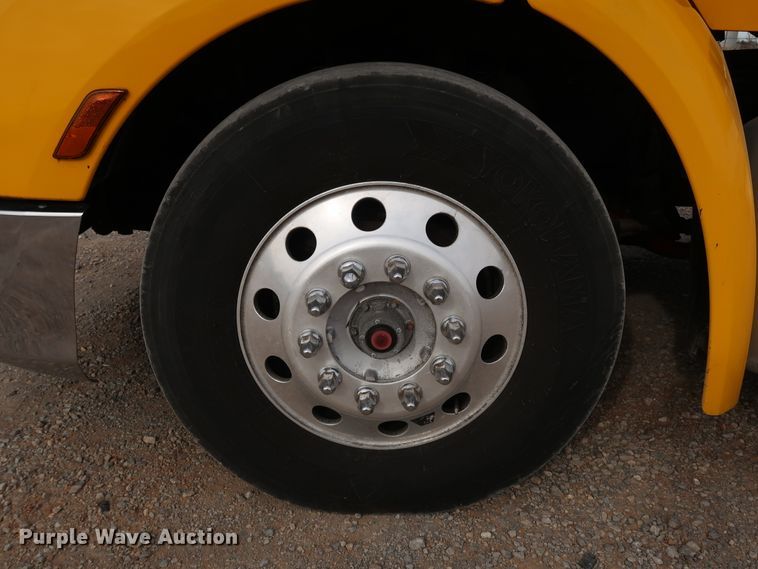 image for item IY9045 2017 Peterbilt 579  semi truck