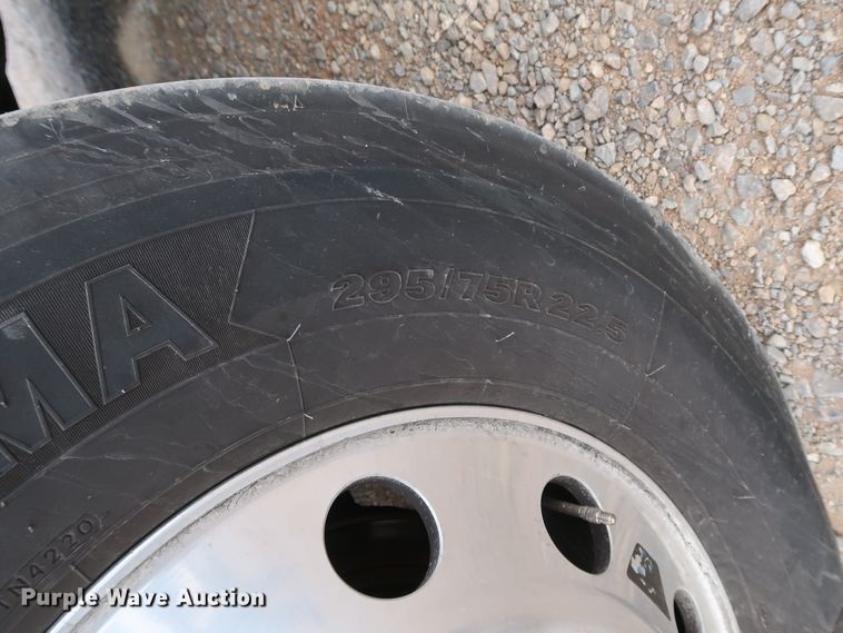 image for item IY9045 2017 Peterbilt 579  semi truck