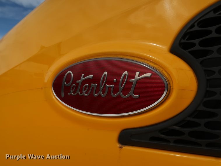 image for item IY9045 2017 Peterbilt 579  semi truck