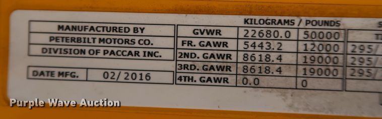 image for item IY9045 2017 Peterbilt 579  semi truck