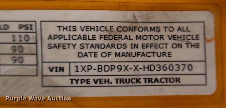 image for item IY9045 2017 Peterbilt 579  semi truck