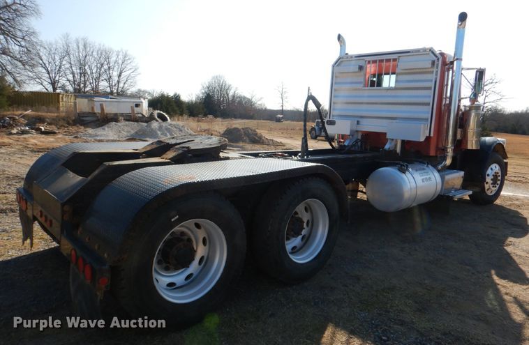 image for item JD9483 1993 Peterbilt 379  semi truck