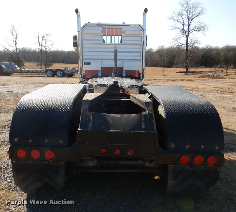 image for item JD9483 1993 Peterbilt 379  semi truck