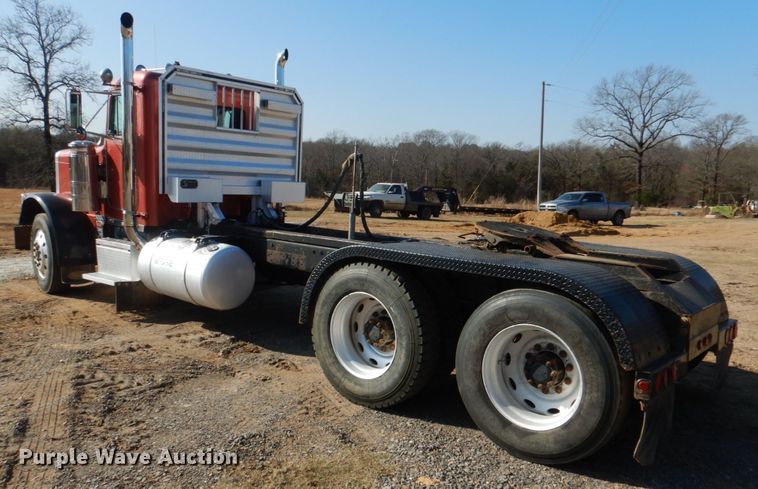 image for item JD9483 1993 Peterbilt 379  semi truck