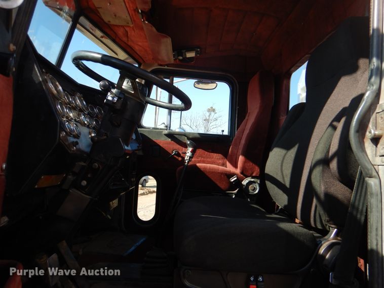 image for item JD9483 1993 Peterbilt 379  semi truck