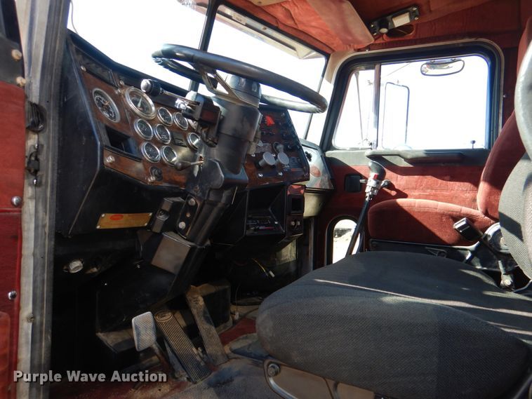 image for item JD9483 1993 Peterbilt 379  semi truck