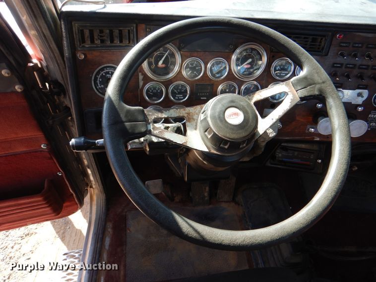 image for item JD9483 1993 Peterbilt 379  semi truck