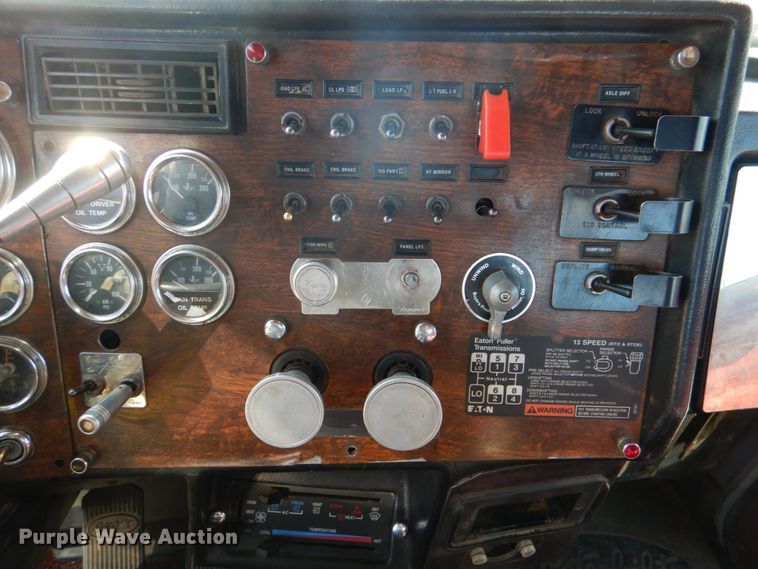 image for item JD9483 1993 Peterbilt 379  semi truck