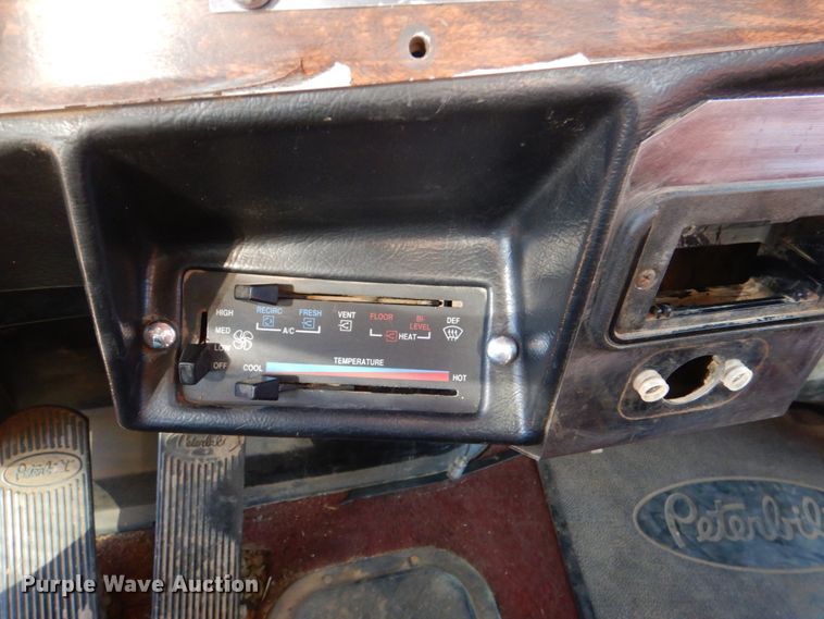 image for item JD9483 1993 Peterbilt 379  semi truck