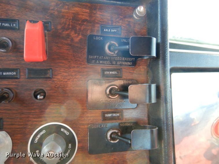 image for item JD9483 1993 Peterbilt 379  semi truck