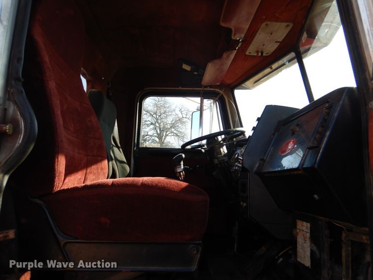 image for item JD9483 1993 Peterbilt 379  semi truck