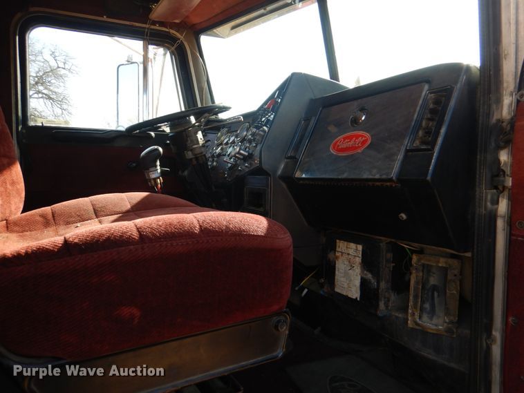 image for item JD9483 1993 Peterbilt 379  semi truck