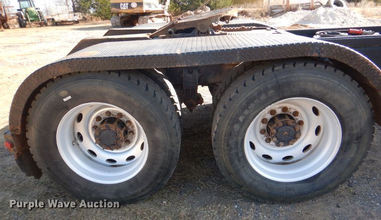 image for item JD9483 1993 Peterbilt 379  semi truck