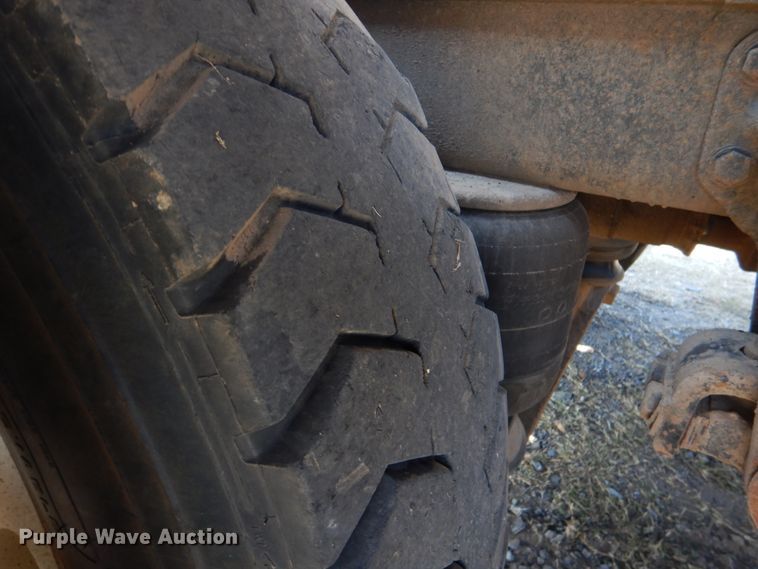 image for item JD9483 1993 Peterbilt 379  semi truck