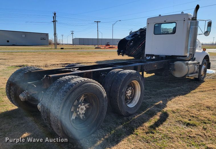 image for item JE9276 1996 Kenworth T800  truck cab and chassis