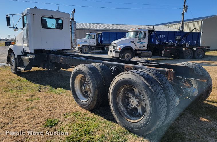 image for item JE9276 1996 Kenworth T800  truck cab and chassis