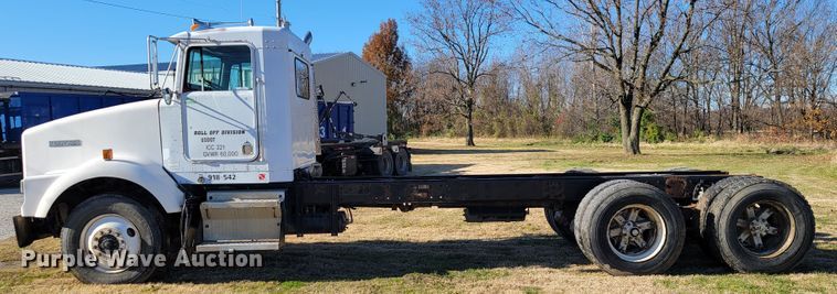 image for item JE9276 1996 Kenworth T800  truck cab and chassis